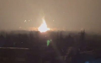 В Луганске после мощного взрыва горит трубопровод «Дружба» (видео)