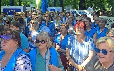 В Латвии сотни учителей вышли на акцию протеста