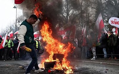 Польский премьер назвал хулиганами зачинщиков беспорядков на протестах фермеров в Варшаве