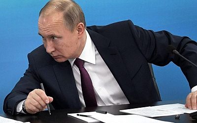 «Путин ходит на переговоры с ножом, втыкает его в стол и подмигивает»: в Литве сочинили новую байку про президента РФ 