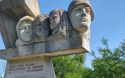 Жители сёл на западе Украины отказались сносить памятники советским солдатам