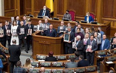 Украинские депутаты устроили импровизированный «Бессмертный полк» в Верховной раде