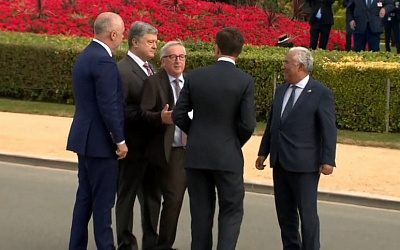 Порошенко помог дойти шатающемуся Юнкеру на саммите НАТО (видео!)
