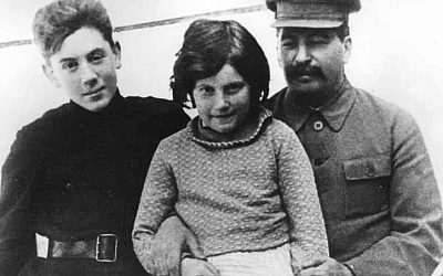 После смерти Сталина его дочери передали сберкнижку: на ней было 900 рублей