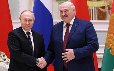 Лукашенко угостил Путина драниками и домашним сальтисоном