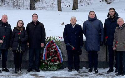Сотрудники посольства России в Литве возложили цветы к Могиле Неизвестного Солдата