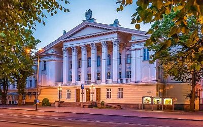 В Таллине начали демонтаж советского герба с Центра русской культуры