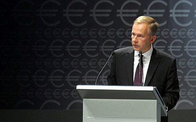 Подозреваемого во взятке главу ЦБ Латвии отстранили от должности