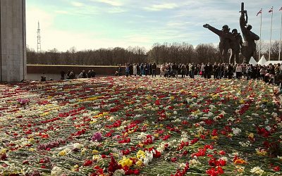 Будем стоять день и ночь: русские не дадут снести Памятник Освободителям Риги