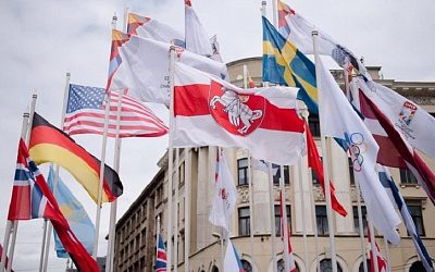 Власти Риги убрали флаг России из центра города вслед за белорусским 