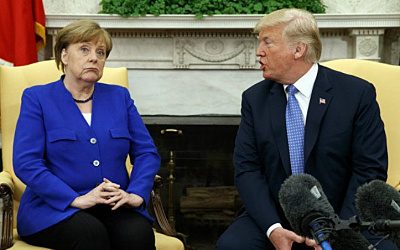 «Не говори, что я тебе ничего не даю»: Трамп запустил в Меркель конфетами