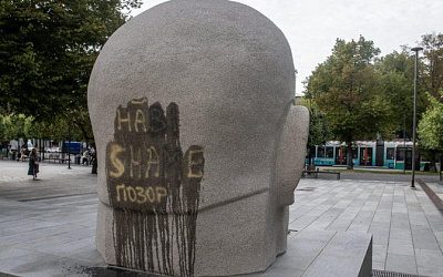В Таллине осквернили памятник первому президенту Эстонии