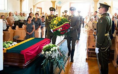 В Литве с почестями перезахоронили последнего «лесного брата» 