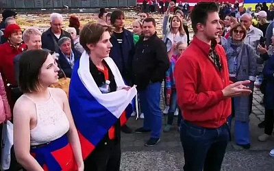 Россия поможет жителю Латвии, пришедшему с флагом РФ к Памятнику Освободителям Риги