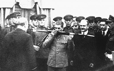 Чопорные англичане в 1943 г. изготовили «Меч Сталинграда» и подарили его Сталину. Они были в шоке от победы советских войск