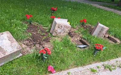 Вандалы в Латвии разгромили братское кладбище павших солдат Красной армии