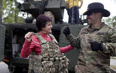 «Медовые ловушки». Почему солдаты НАТО боятся русских женщин в Прибалтике