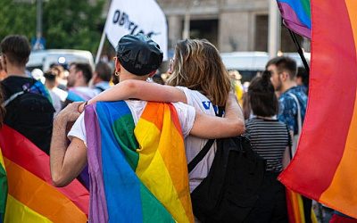 Еврокомиссия подает в суд на Венгрию и Польшу за нарушение прав ЛГБТ