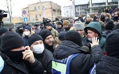 В Киеве сторонники Порошенко устроили потасовку с полицией (видео)