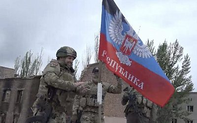 Пушилин водрузил флаг ДНР над Артемовском