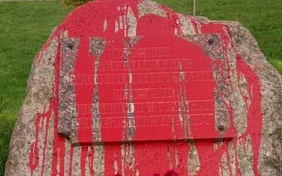 Памятник воинам-афганцам в Таллине облили краской