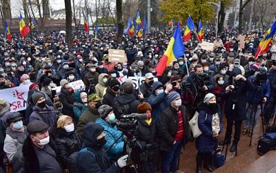 В Молдове журналисты и активисты протестуют из-за закрытия телеканалов