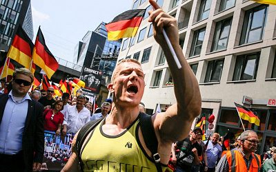 Коронавирус выводит немцев на митинги против Меркель