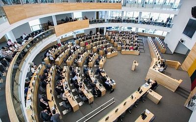 Сейм Литвы утвердил изменение подоходного налога