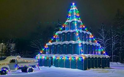 В Эстонии поставили елку из уличных туалетов