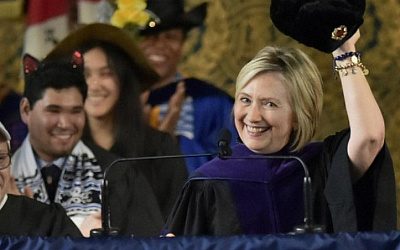 «Вступай в их ряды»: Клинтон принесла ушанку в Йельский университет