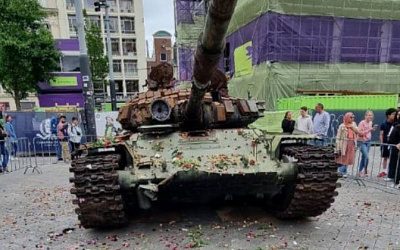 Жители Амстердама засыпали цветами подбитый на Украине российский танк