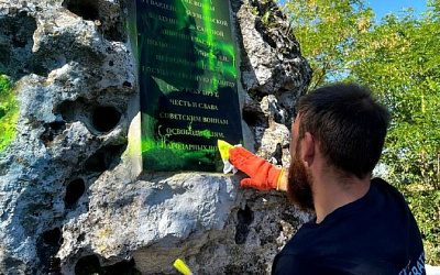Активисты в Молдове отчистили от краски оскверненный вандалами памятник советским воинам