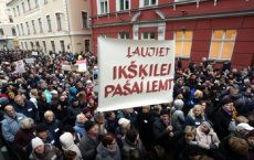 Латвийские медработники провели акцию протеста против недофинансирования сферы здравоохранения