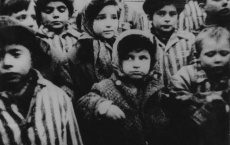 «Потом я увидел детей... Голова огромная, а остальное как будто пришито»: освобожденный Освенцим глазами советского солдата