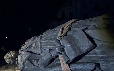 Правда глаза режет: на Украине снесли памятник основателям Одессы