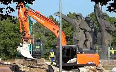 Посольство России в Латвии считает вопиющим произволом снос Памятника Освободителям Риги