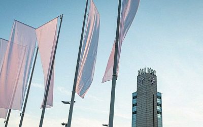 «Мы на грани закрытия»: торговые центры Риги вывесили белые флаги