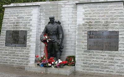 Какое историческое значение имеет День защитника Отечества для стран Балтии?