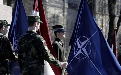 Почти половина жителей Латвии сомневается в помощи НАТО