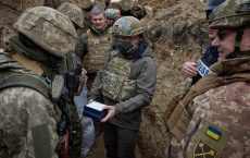Зеленский спустился в окопы в Донбассе