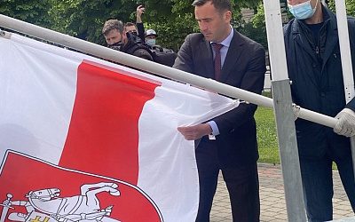 Мэр Риги и глава МИД Латвии надругались над белорусским государственным флагом (видео)