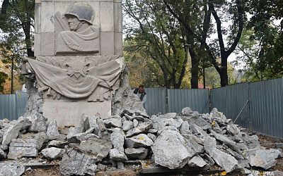 В Эстонии запланировали сроки окончания демонтажа могил советских воинов